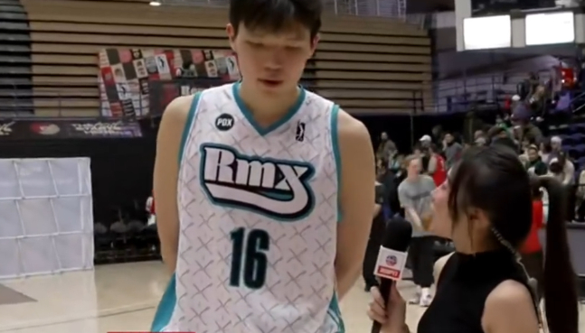 九游9GAME-杨瀚森：和混音队友开玩笑说让我当控卫 半个NBA赛季在摸爬滚打|杨翰森|波特兰开拓者队|篮板|开拓者|联盟_新浪体育_新浪新闻