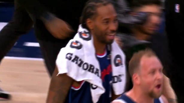 九游娱乐-这很像你!赛后小冲突 小卡对裁判说‘他们在打架’ 微微一笑走过